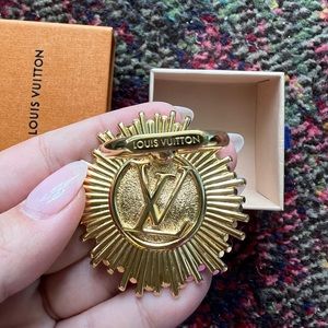 Louis Vuitton. Phone ring holder. Golden. New
